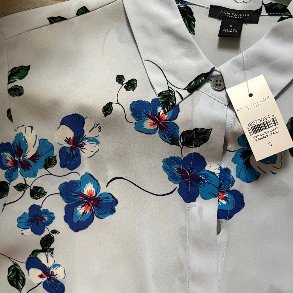Ann Taylor Factory Light Blue Floral Button-Up Shirt - Picture 3 of 3